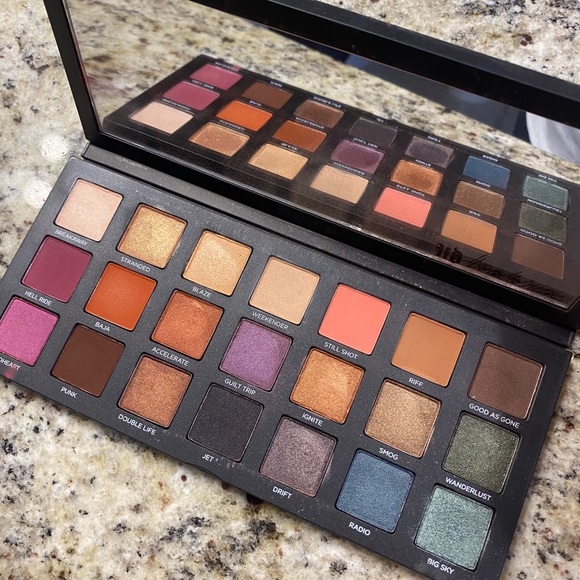 Urban Decay Born To Run Palette - Picture 3 of 5